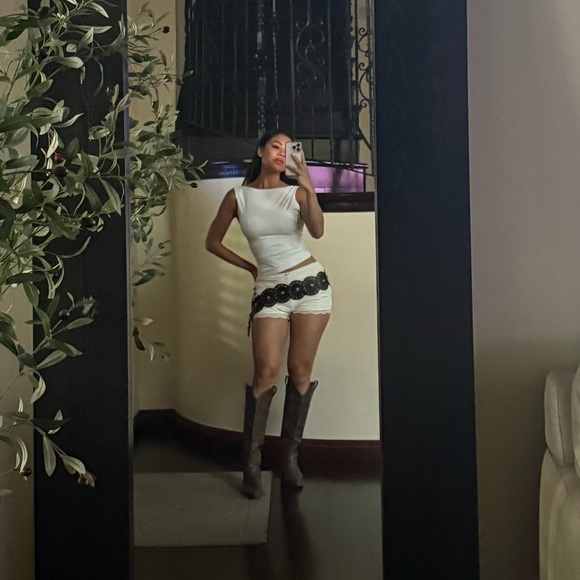 Ivory Ruffle Shorts - Picture 4 of 5